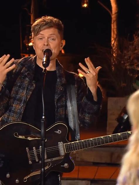 Der Meister musiziert: Michael Patrick Kelly singt "The One"