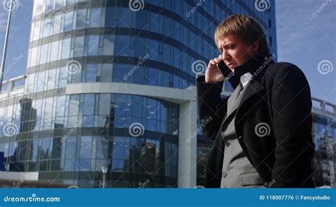 Businessman On Cell Phone 的图像结果