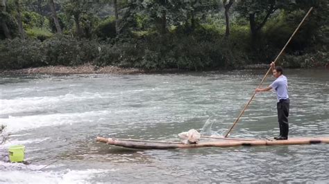 桂林山水：小小竹排水中游，巍巍青山两岸走