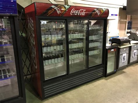 TRUE GDM-69 3 DOOR GLASS FRONT COMMERCIAL BEVERAGE COOLER