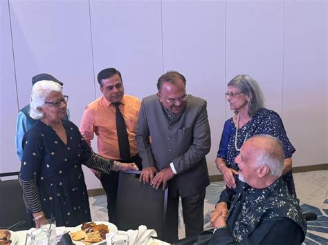 Vasudev Devnani met with members of the expatriate Sindhi community ...