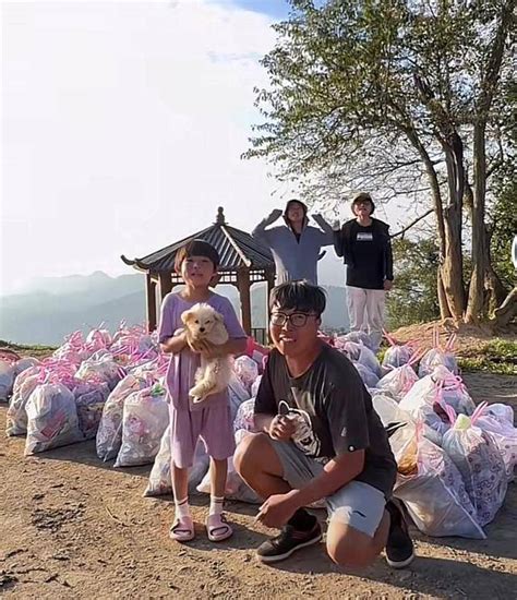 高岳街道文化站开展景区捡垃圾促环保志愿活动_杜集区人民政府