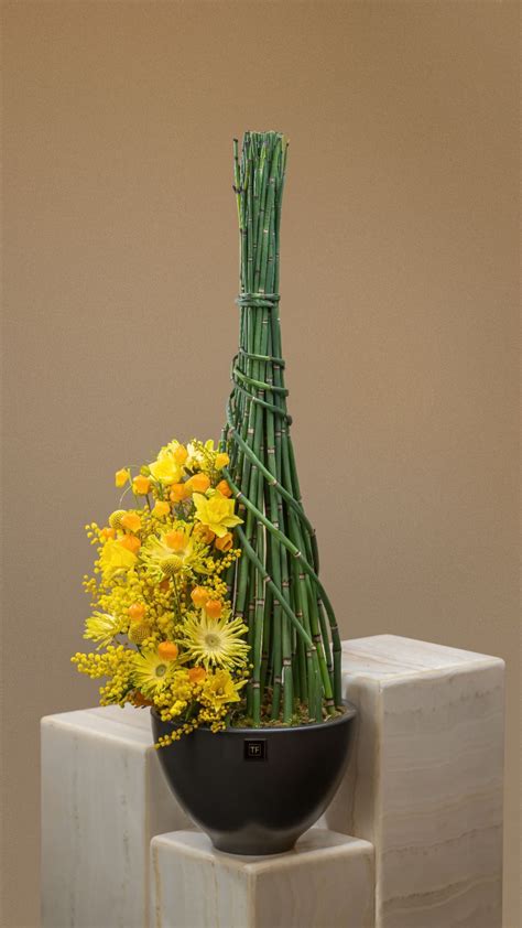 Centerpiece Arrangement | Ikebana arrangements, Contemporary flower ...