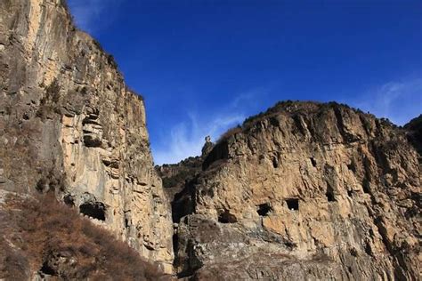 太行山区壮美的七条挂壁公路，穿梭于壁立千仞的峡谷间蔚为壮观！
