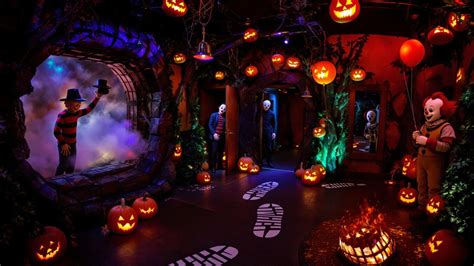 Top 10 Most Famous Horror Movie Characters in Theme Park Mazes - Mario Street