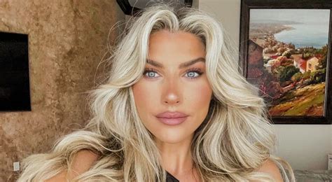 PHOTO: CBS NFL Sideline Reporter Melanie Collins Is Dropping Jaws With Her Stunning Pic Ahead Of ...