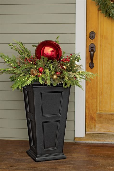 35 Festive Outdoor Holiday Planter Ideas To Decorate Your Front Porch ...