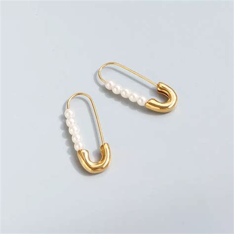 Safety pin pearl earrings – RosyWine