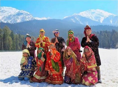 10+ Jammu and Kashmir Traditional Dress Designs for Men and Women ...