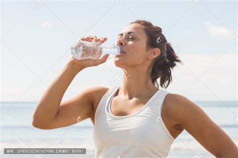 在海边喝水的女人,摄影素材,汇图网www.huitu.com