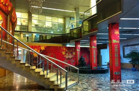 2013央视春晚后台装修一新 大红主题喜庆迎蛇年_娱乐频道_凤凰网