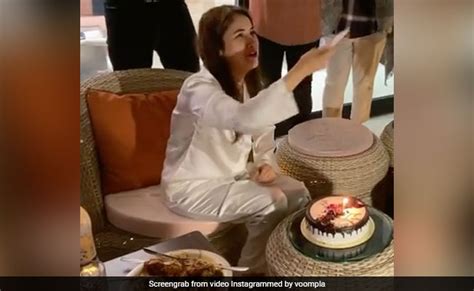 सिद्धार्थ शुक्ला की मम्मी के साथ केक काटती नजर आईं शहनाज गिल, चिल्लाकर ...