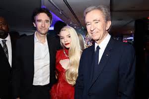 Bilionário Bernard Arnault, da Louis Vuitton, compra fatia de empresa dona da Cartier