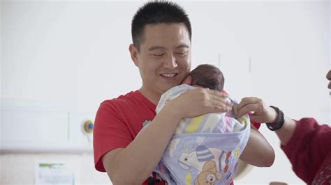 实拍新手爸爸初为人父的72小时，孩子提前出生、焦虑写在脸上！_凤凰网视频_凤凰网