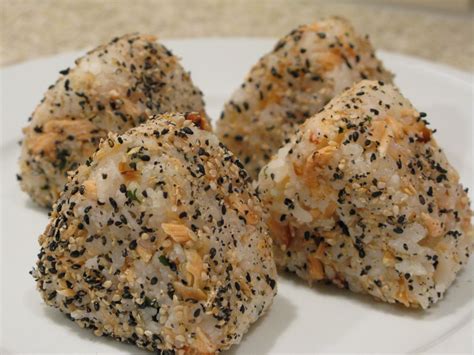 salmon onigiri (japanese rice balls) eat in 2 ways | Rice balls ...