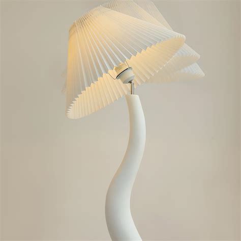 Twisted Pleated Floor Lamp – Vakkerlight