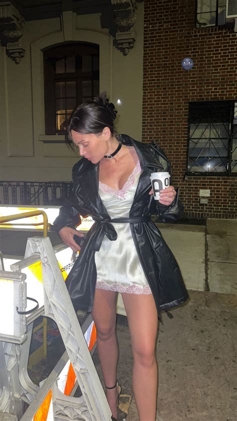 Lana Rhoades posó frente al espejo y desde la cama con un vestido transparente que conquistó a ...