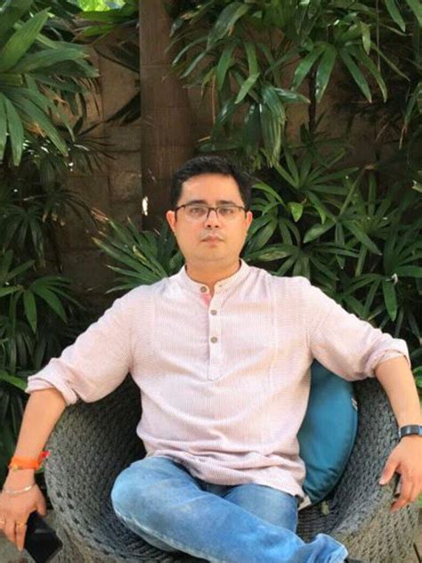 Feel a Harmonious Amalgamation of the Indoors & Outdoors in this Juhu ...