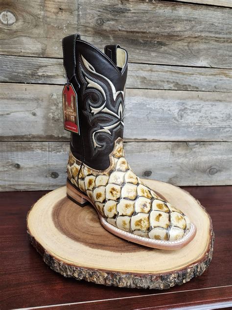 Botas de Pescado Pirarucu Grabado en Horma Rodeo Color Oryx | Pa'l ...