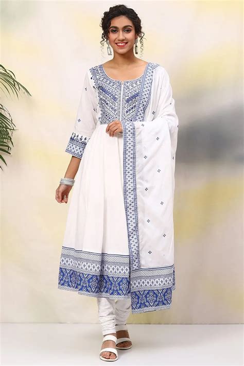 The summer kurta is Sara Ali Khan and Karisma Kapoor's go-to choice ...