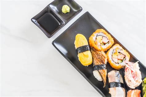 Set of sushi and maki roll | Premium Photo