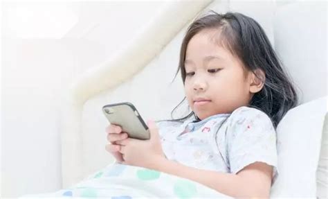「甲状腺癌」与玩手机有关？|手机|睡眠|睡前|身体|小时|-健康界