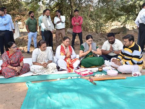 Wadia Road MLA Dr. Khatmuhurat with Bhumipujan by Darshanaben Deshmukh ...
