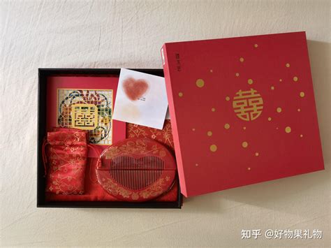 订婚礼拿什么礼物最新素材