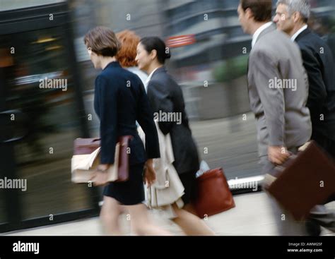 Business People Walking From Side View 的图像结果