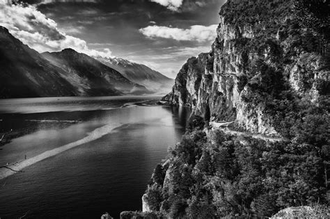 Vista panorâmica do lago e das montanhas contra o céu | Foto Premium
