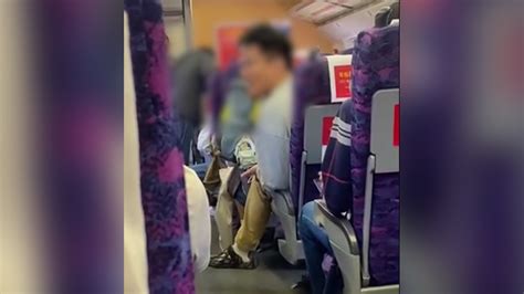 男子高铁上大声打电话，邻座乘客提醒后反被骂：“你要没病就受着！”_凤凰网视频_凤凰网