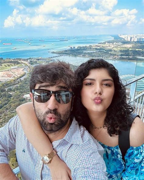 बॉयफ्रेंड संग विदेश घूम रहीं अर्जुन की बहन, सरेआम दिया Kiss, चाची ने ...