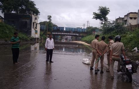 बारिश बनी काल : जूही पुल के नीचे डूबे पुरोहित, छत ढहने से अधेड़ की गई ...