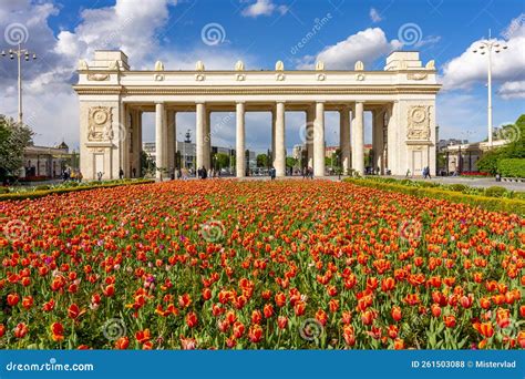 Main Entrance To Gorky Central Park of Culture and Leisure in Moscow ...