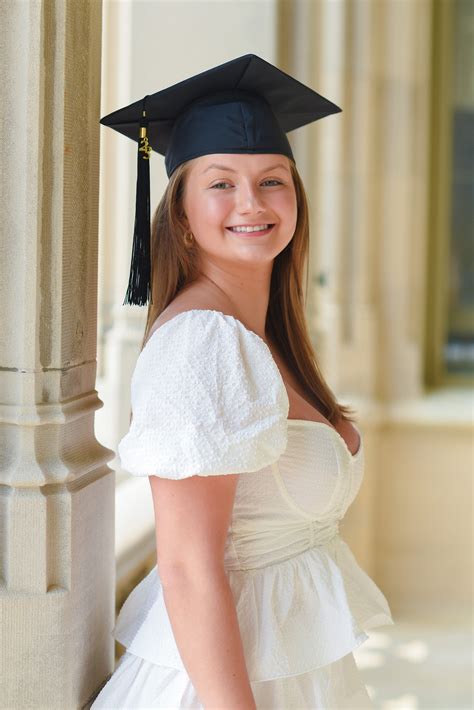 Graduation Portrait 的图像结果