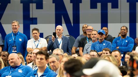 Kentucky basketball coach Mark Pope has support of former UK players