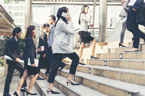 Business Person Walking 的图像结果