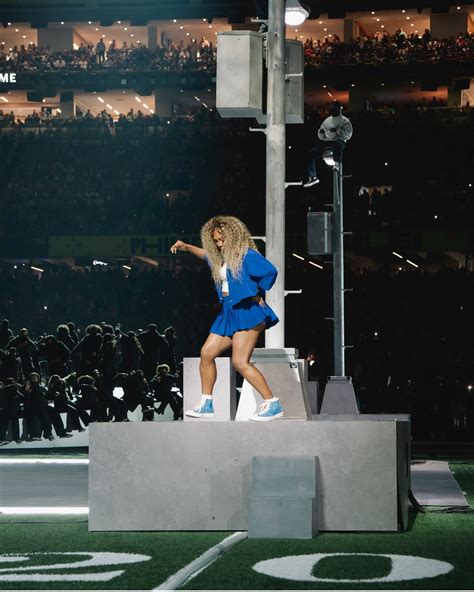 Serena Williams Crip Walks on Stage at the Super Bowl LIX in a Cobalt ...