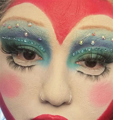 Chappell Roan My kink is karma makeup look | No eyeliner makeup, Funky ...