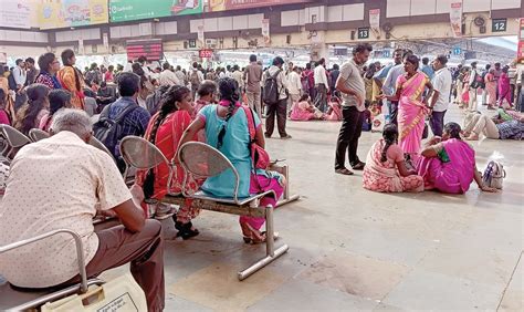 இருக்கைகள் இல்லாததால் தரையில் அமரும் பயணிகள்: சென்னை சென்ட்ரல் புறநகர் ...