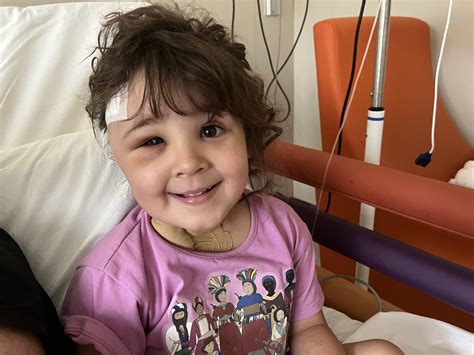 Una cirugía sin precedentes salva a una niña que tenía una aguja de ...