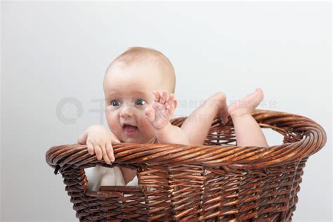 初生婴儿在篮子里图片免费下载-5024365929-千图网Pro