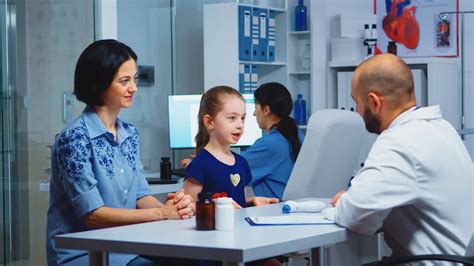 Internal Medicine vs. Family Medicine: Which is Right for You?