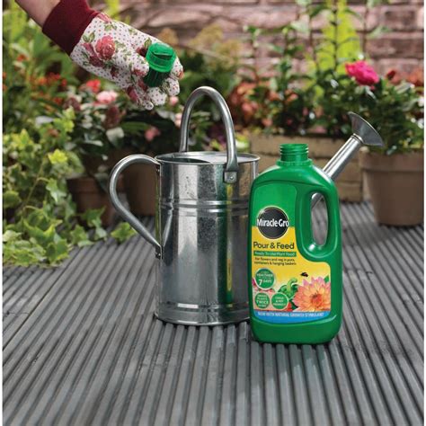 Miracle-Gro Pour & Feed Ready to Use Plant Food 1L