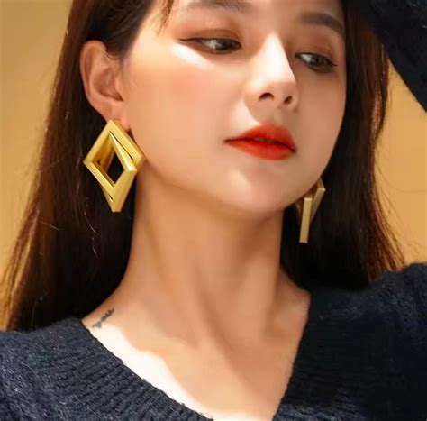 Oversized double layer geometric hoops – Astikya
