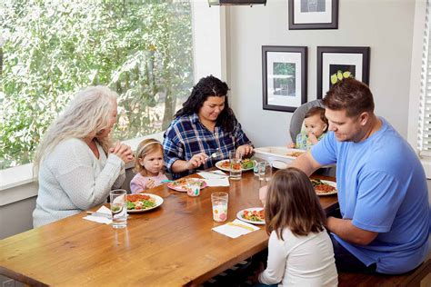 Tips for a Less Stressful Family Dinner With Your Kids | Strong4Life