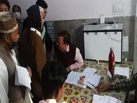 MR prescribes medicine instead of doctor uproar of pharmacist बरेली में ...