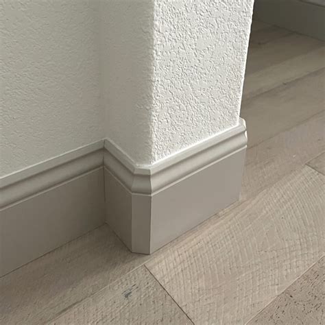 How to Install Baseboards Around Rounded Corners