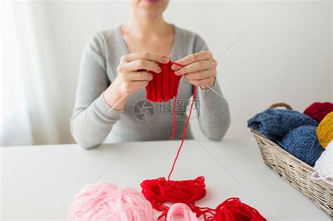 人们针线活的女人用针红纱编的手女人用针纱线编高清图片下载-正版图片300397076-摄图网