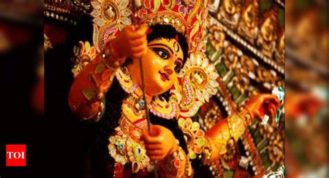 Hardship faced by migrant labourers during lockdown theme of many Durga ...